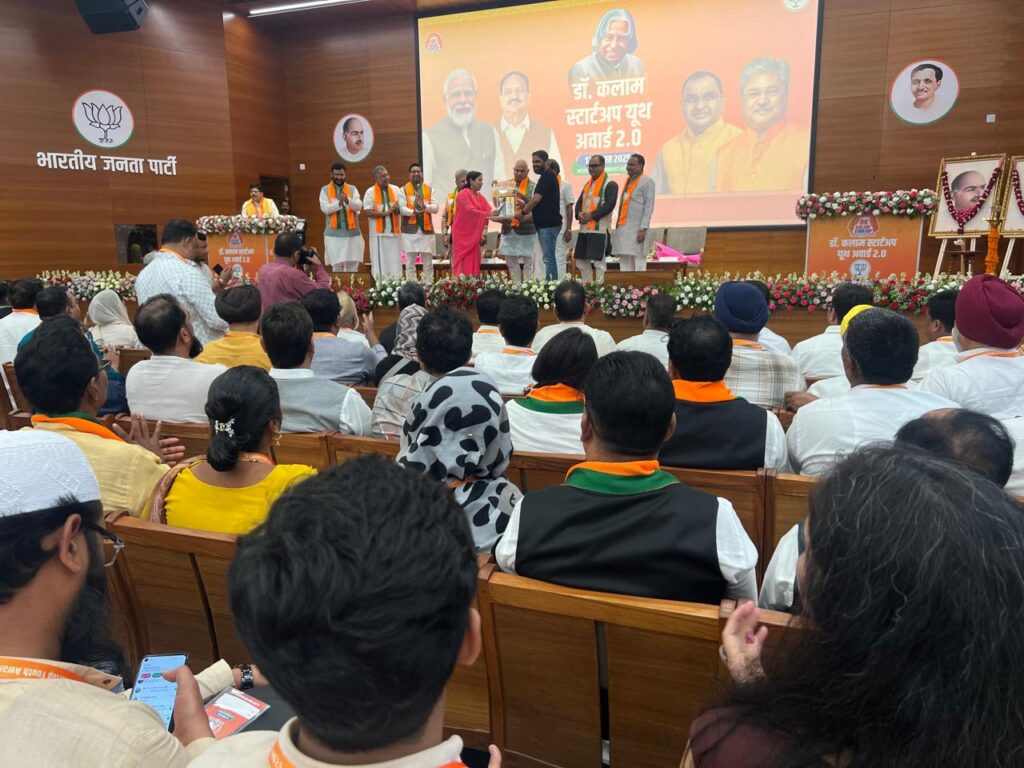 Stufit Founder receiving Dr. Kalam Startup Youth Award 2.0